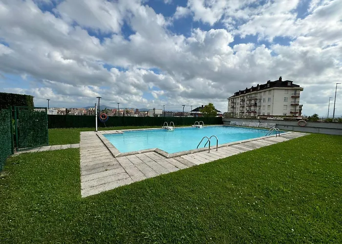 Piscina Y Garaje En Valdenoja Santander